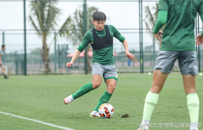 马提奥•布兰科（Lluís Homar 饰）曾是一位风光无穷的片子导演，在遭受车祸掉明后，他更名哈瑞•凯恩，以编剧的身份过着安静的糊口。2008年的一天，名叫雷（Rubén Ochandiano 饰）的青年造访哈瑞，雷对一部片子的假想再次开启哈瑞封闭已久的记忆年夜门。                                  　　1994年，马提奥正在筹拍新片，斑斓女孩莱娜（佩内洛普•克鲁兹 Penélope Cruz 饰）